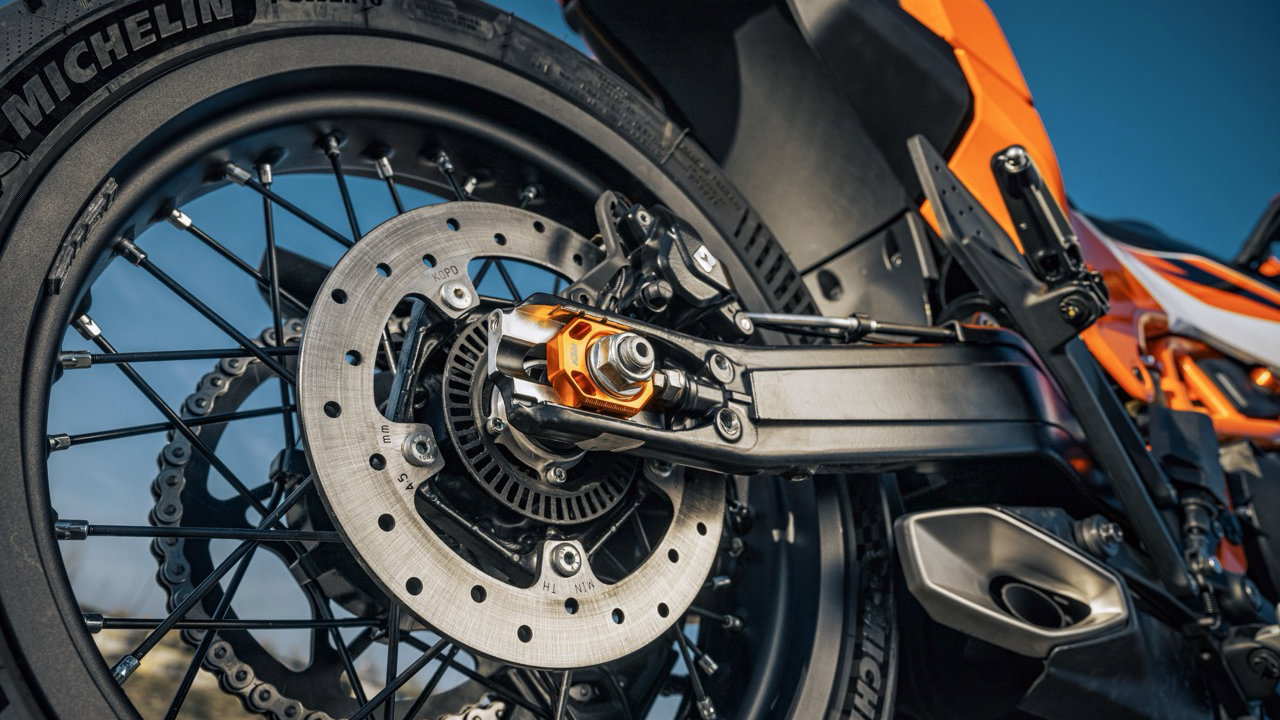 The rear swingarm on the 390 SMC R is shared across with the 125